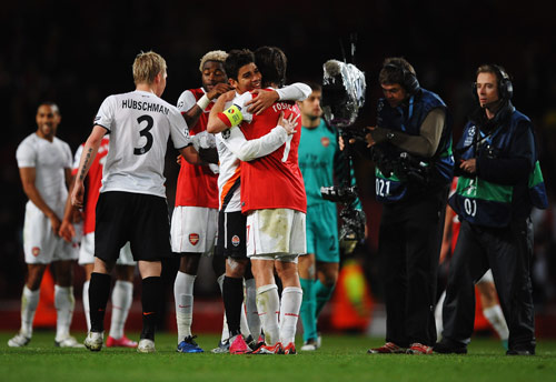 菲尔-琼斯预测欧冠第4轮：利物浦主场不敌皇马，曼城胜多特（菲尔-琼斯欧冠第4轮前瞻：利物浦主场负于皇马，曼城击败多特蒙德）