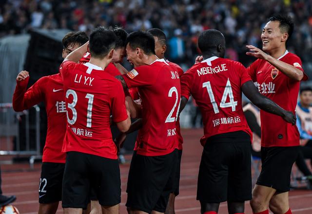 浓眉：弗拉格在琢磨如何在高压下打好球，把球稳稳传给队友（浓眉：弗拉格正琢磨如何在高压下发挥，把球稳稳地传给队友）