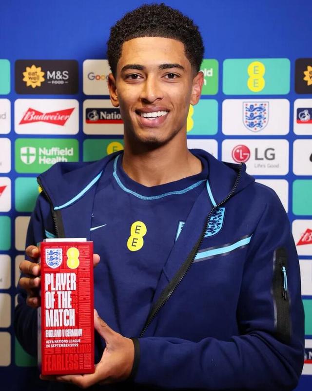 融于池畔，简于形制；瑞典高尔夫球场度假木屋设计（依水相融，形制极简：瑞典高尔夫球场度假木屋设计）